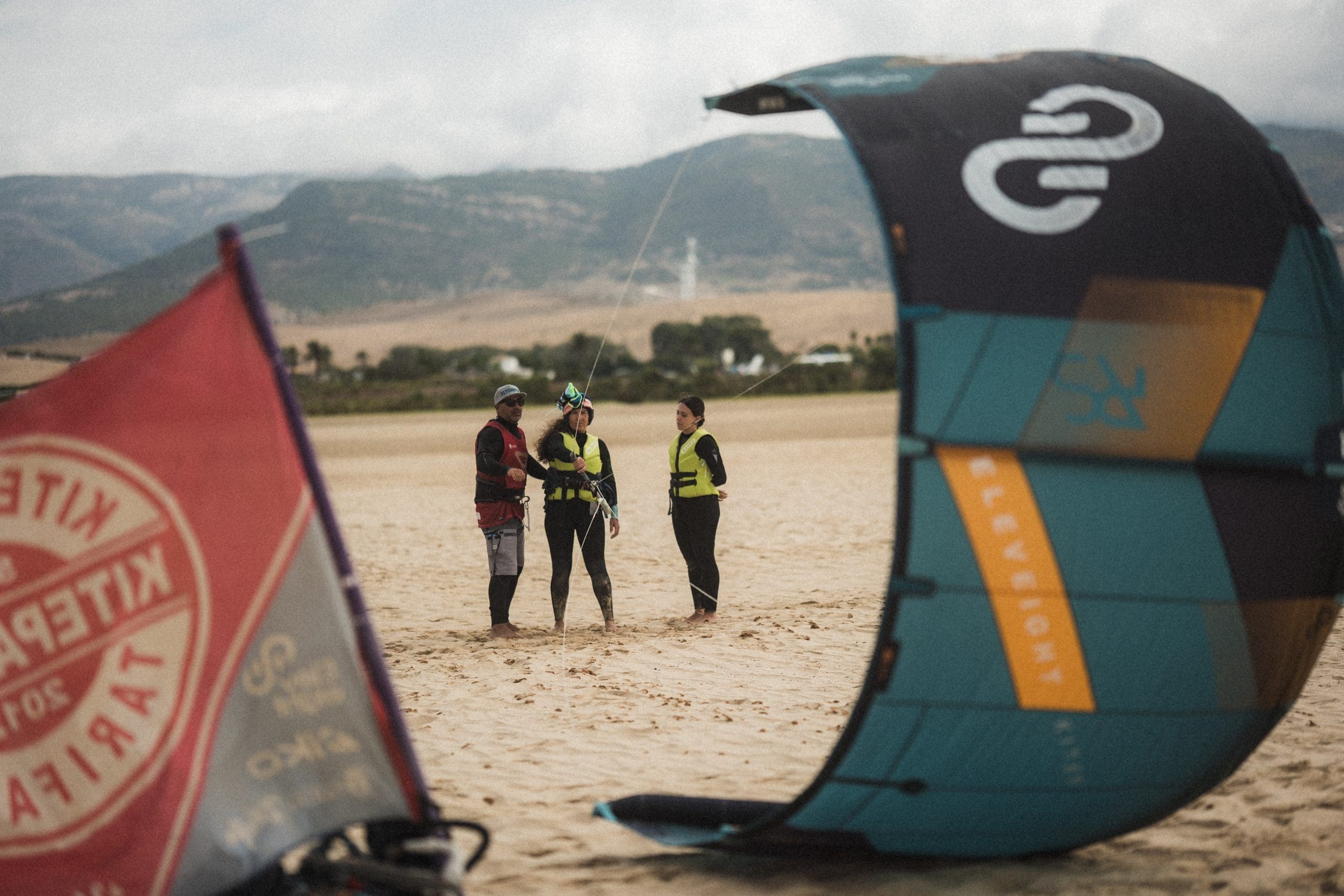 kitesurf en grupo en playa de los lances 2025 con embarcaciones de rescate